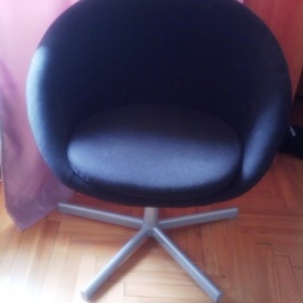 Otočné černé křeslo Ikea/Skruvsta