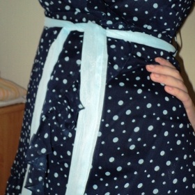 Puntíkatá tmavě modrá halenka Okay - foto č. 1