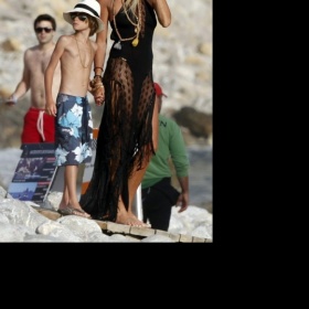 Kde je možno koupit šaty s krajkou?