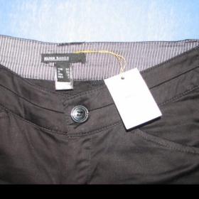 Černé bokové kalhoty Mango