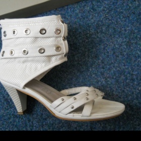 Bílé otevřené boty na podpatku s cvočky - foto č. 1