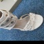 Bílé otevřené boty na podpatku s cvočky - foto č. 2