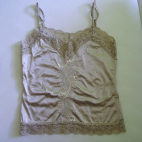 Zlatý lesklý  top s krajkou a flitry