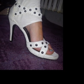 Bílé botičky na podpatku