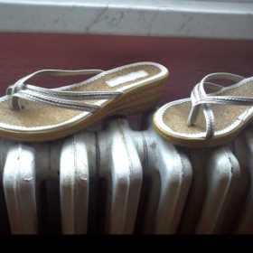 Bílé žabky na klínku