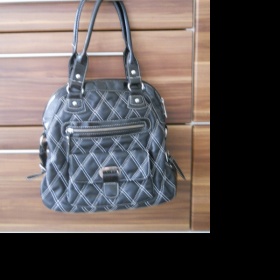 Černá kabelka prošívaná bílou nití