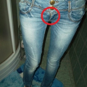 Rozjíždějící se malý zip u riflí