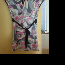 Barevná delší tunika s vázačkou