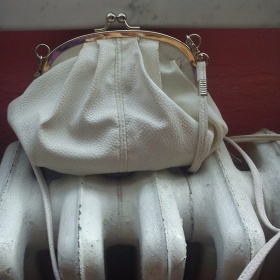 Bílá mála kábelka