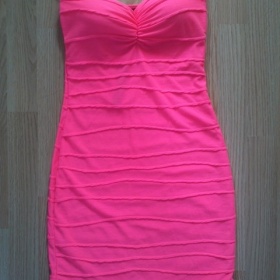 Neonově růžové bandeau šaty