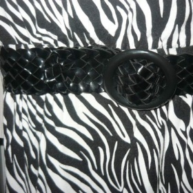 Zebrované minišaty bez ramínek s opaskem