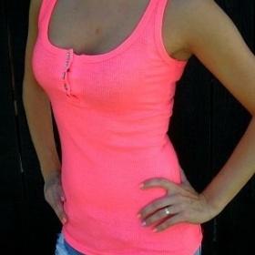 Kde sehnat neonové tílko s knoflíčky?