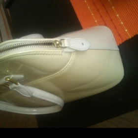 Zežloutnutí nude kabelky