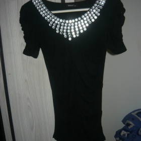 Černý delší top s kamínky