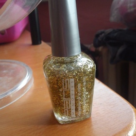 Zlatý třpytivý lak na nehty - foto č. 1