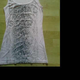 Světle růžové tričko