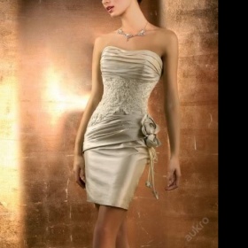 Krémové šaty s květinou