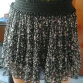 Krátká plisovaná sukně s květinami