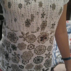 Bílé tričko se zlatými květinami a flitry Kik