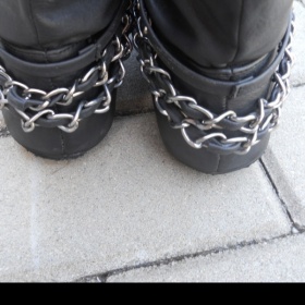 Černé nazouvací nízké kozačky s řetízky