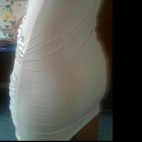 Bílé šaty s kamínky