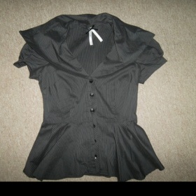 Čím oživit elegantní černou halenku s šedými proužky a atypickým límcem