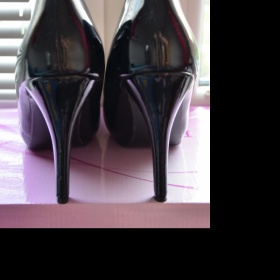 Černé lesklé lodičky