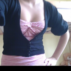 Krátký černý svetřík s 3/4 balónovými rukávy