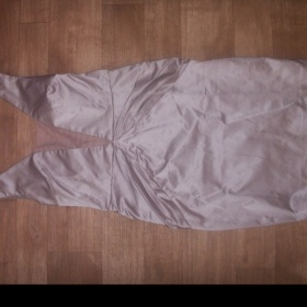 Saténové champagne šaty s plisé Asos - foto č. 1