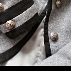 Šedé military sako Stradivarius