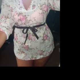 Bílá halenka s květy a pásečkem