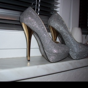 Třpytivé stříbrné lodičky se zlatým podpatkem