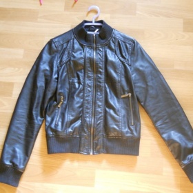 Černá kožená bunda do pasu