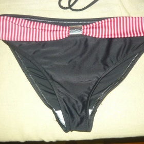 Pirátské plavky v červené a bílé barvě