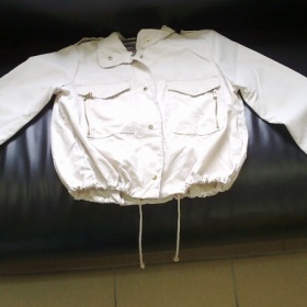 Krátká bundička krémové barvy