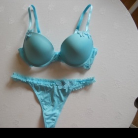 Tyrkysová podprsenka a tanga, New Yorker
