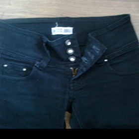 Černé slim kalhoty se stříbrnými knoflíčky