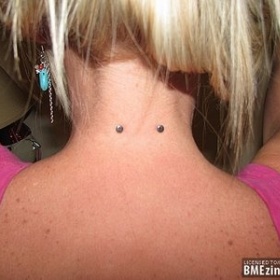 Piercing - vzadu na krku