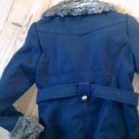 Tmavě modrý kabátek s kožíškem Tally Weil