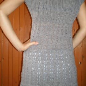 Delší šedý svetr s krátkým rukávem Takko