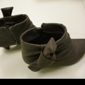 Kotníčkové šedé boty Clara Barson - foto č. 1