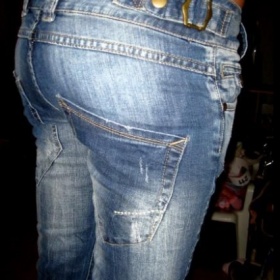 Džíny středně modré s nízko položenými kapsami