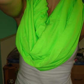 Neonově zelená kruhová šála CA