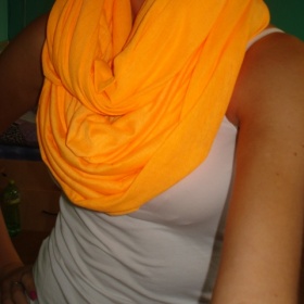 Neonově oranžová kruhová šála CA