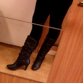 Černé kožené kozačky Baťa