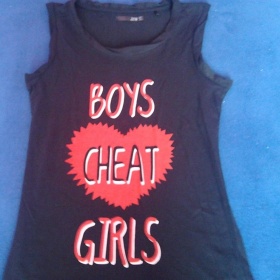 Černý top s nápisem