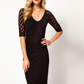 Boty k černým upnutým šatům