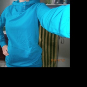 Tyrkysová mikina s kapucí