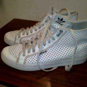 Bílé kotníkové boty Adidas - foto č. 1