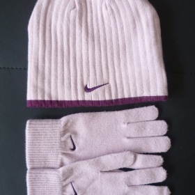 Světle růžová čepice a rukavice Nike